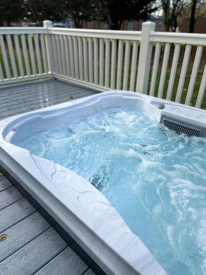 Dakota Lodge With Hot Tub York Exterior photo